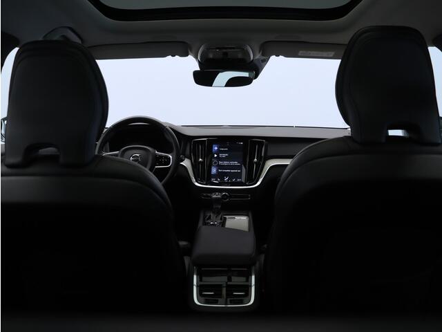 Volvo V60 CROSS COUNTRY T5 AWD Pro / Trekhaak / Pan. dak / Elektr. bed. stoel / Harman Kardon