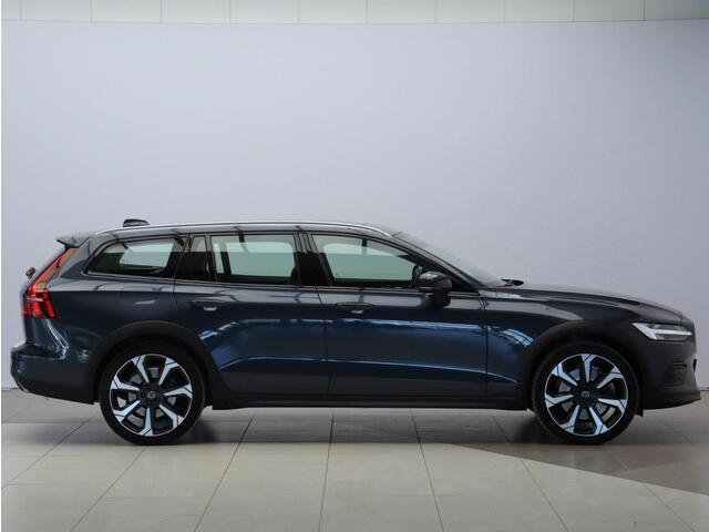 Volvo V60 CROSS COUNTRY T5 AWD Pro / Trekhaak / Pan. dak / Elektr. bed. stoel / Harman Kardon
