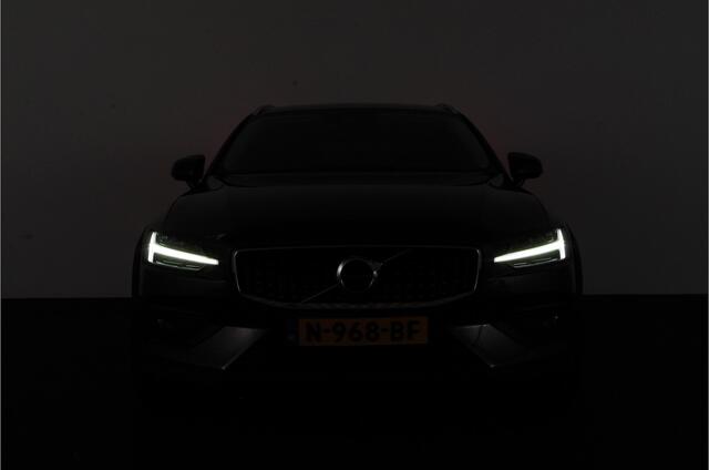 Volvo V60 CROSS COUNTRY 2.0 B5 AWD Pro 250pk > Kleur: PINE GREY/Blis/Trekhaak/Pilot assist...