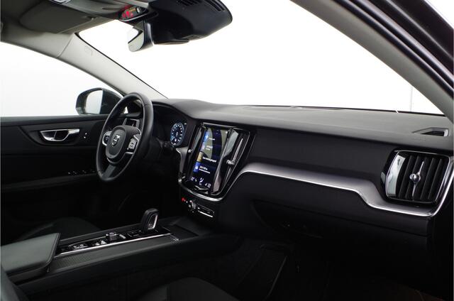 Volvo V60 CROSS COUNTRY 2.0 B5 AWD Pro 250pk > Kleur: PINE GREY/Blis/Trekhaak/Pilot assist...