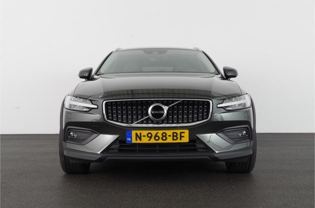 Volvo V60 CROSS COUNTRY 2.0 B5 AWD Pro 250pk > Kleur: PINE GREY/Blis/Trekhaak/Pilot assist...