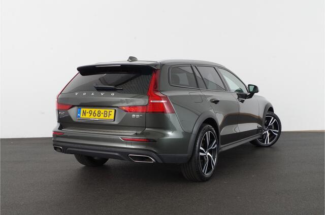 Volvo V60 CROSS COUNTRY 2.0 B5 AWD Pro 250pk > Kleur: PINE GREY/Blis/Trekhaak/Pilot assist...
