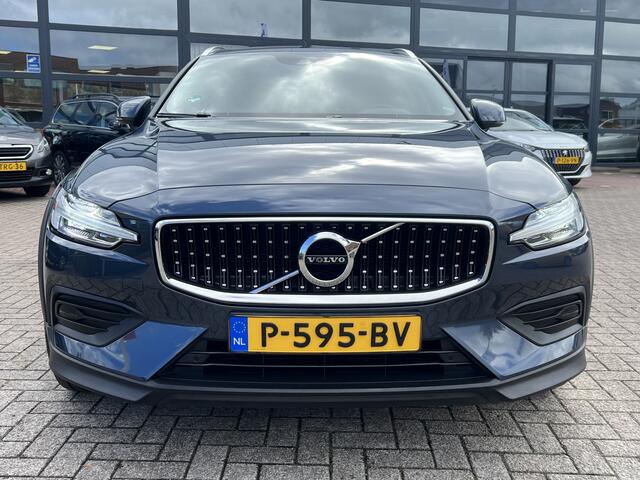 Volvo V60 CROSS COUNTRY 2.0 B5 AWD 250 pk Automaat Pro Trekhaak Pilot Assist ACC Leder Elec Stoelen Navigatie Camera PDC Stoelverwarming Standkachel Extra Getint GlasNL Auto 1e Eigenaar BTW Auto