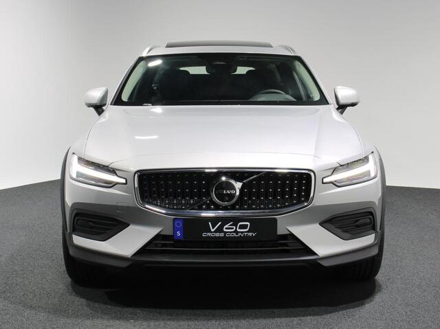 Volvo V60 CROSS COUNTRY 2.0 B5 AWD Plus | Panoramisch schuif/kanteldak | Navigatie | Camera | Leder