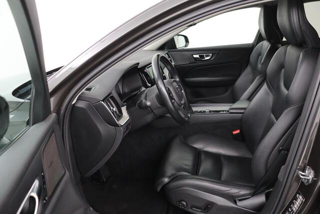 Volvo V60 CROSS COUNTRY 2.0 B5 AWD Pro | Trekhaak | Leder | Stoel & stuurverwarming | Camera | Adaptive cruise | Carplay | Harman/Kardon | Keyless | BLIS | Memory | Navigatie