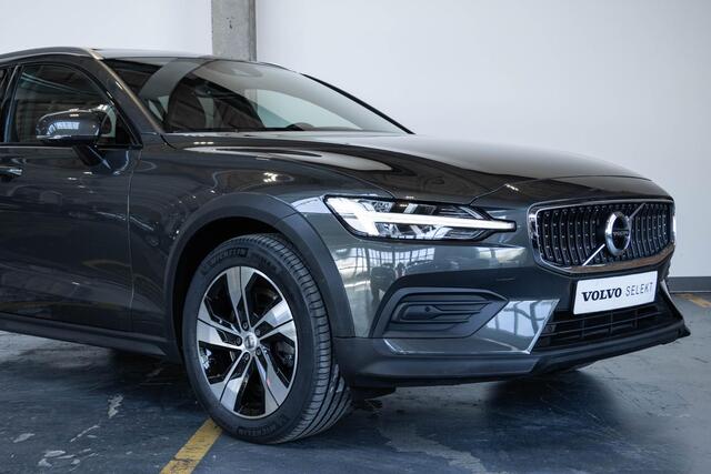 Volvo V60 CROSS COUNTRY T5 Automaat AWD Pro | 1ste eigenaar | Dealeronderhouden | Harman Kardon premium audio| Adaptive cruise control | Stoelverwarming | Volvo on Call | Parkeerverwarming | Driver Alert Systeem | Schuif/kanteldak | Parkeercamera | Parkeersensoren voor + achter 