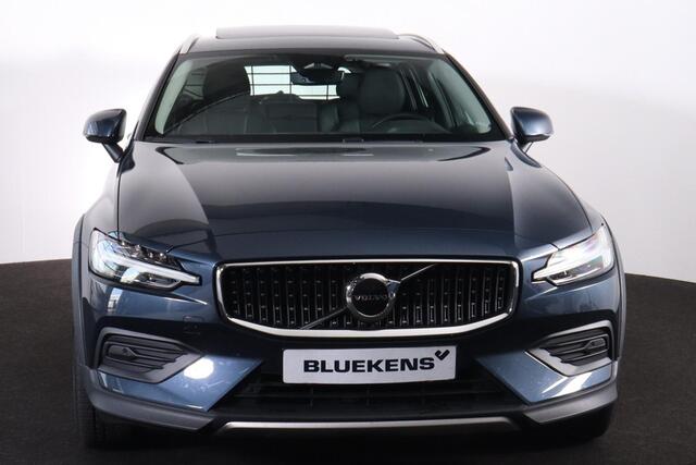 Volvo V60 CROSS COUNTRY B5 AWD Ultimate - Panorama/schuifdak - IntelliSafe Assist & Surround - Parkeercamera achter - Verwarmde voorstoelen, stuur & achterbank - Parkeersensoren voor & achter - Elektr. bedienb. voorstoelen met geheugen - Draadloze tel. lader - Elektr. inklapbare