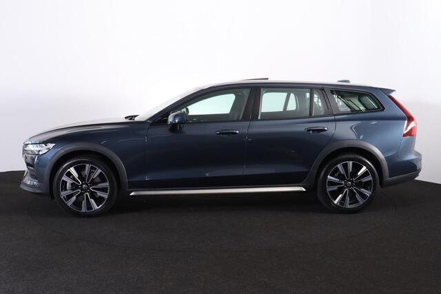 Volvo V60 CROSS COUNTRY B5 AWD Ultimate - Panorama/schuifdak - IntelliSafe Assist & Surround - Parkeercamera achter - Verwarmde voorstoelen, stuur & achterbank - Parkeersensoren voor & achter - Elektr. bedienb. voorstoelen met geheugen - Draadloze tel. lader - Elektr. inklapbare