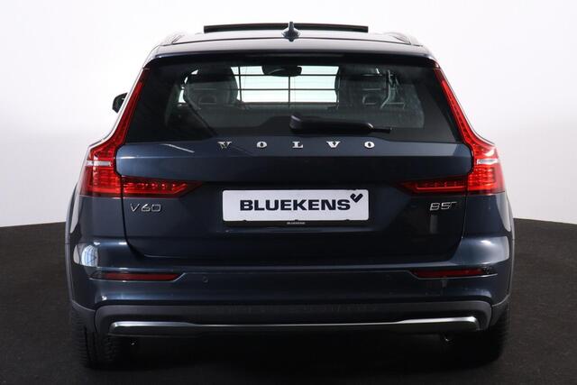Volvo V60 CROSS COUNTRY B5 AWD Ultimate - Panorama/schuifdak - IntelliSafe Assist & Surround - Parkeercamera achter - Verwarmde voorstoelen, stuur & achterbank - Parkeersensoren voor & achter - Elektr. bedienb. voorstoelen met geheugen - Draadloze tel. lader - Elektr. inklapbare