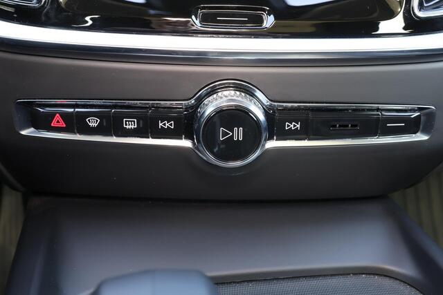 Volvo V60 CROSS COUNTRY B5 AWD Ultimate - Panorama/schuifdak - IntelliSafe Assist & Surround - Parkeercamera achter - Verwarmde voorstoelen, stuur & achterbank - Parkeersensoren voor & achter - Elektr. bedienb. voorstoelen met geheugen - Draadloze tel. lader - Elektr. inklapbare