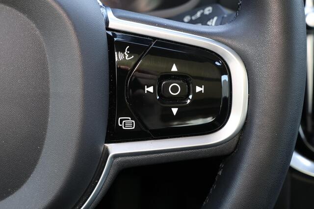 Volvo V60 CROSS COUNTRY B5 AWD Ultimate - Panorama/schuifdak - IntelliSafe Assist & Surround - Parkeercamera achter - Verwarmde voorstoelen, stuur & achterbank - Parkeersensoren voor & achter - Elektr. bedienb. voorstoelen met geheugen - Draadloze tel. lader - Elektr. inklapbare