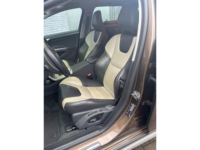 Volvo V60 CROSS COUNTRY 2.0 T5 Nordic+ Luxury | Trekhaak | Adaptive Cruise Control | Dodehoek Detectie | Schuifdak | Memory Seats | Standkachel | Keyless | Stoelverwarming | Parkeercamera | 19" |