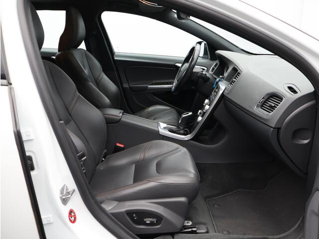 Volvo V60 CROSS COUNTRY 2.0 T5 Polar+ / Lederen bekleding / Schuif-kantel dak / Standkachel / Elektrisch bedienbare voorstoelen / Trekhaak / Cruise controle / Parkeercamera achter /