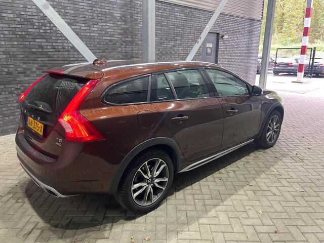 Volvo V60 CROSS COUNTRY T5 AWD Momentum | Automaat | Afn. Trekhaak | Stoelverwarming | Cruise Control | 18 Inch