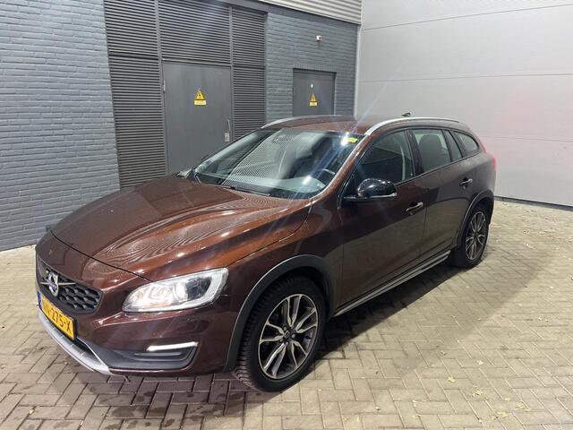 Volvo V60 CROSS COUNTRY T5 AWD Momentum | Automaat | Afn. Trekhaak | Stoelverwarming | Cruise Control | 18 Inch