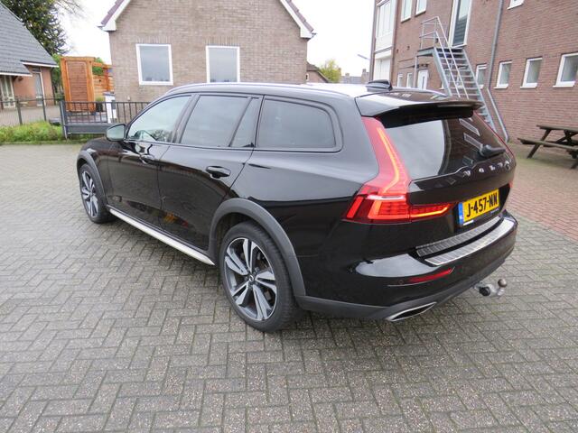 Volvo V60 CROSS COUNTRY 2.0 B5 AWD Pro * Rijklaarprijs incl. garantie * Trekhaak * Panoramadak * Leder * Adaptive Cruise * Led