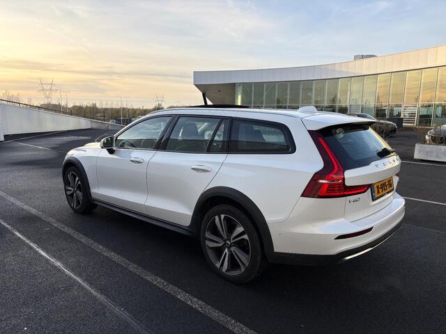 Volvo V60 CROSS COUNTRY 2.0 B5 AWD Ultimate | Bowers & Wilkins audio | Voorstoelen met massagefunctie | 20" | Stoel-/Stuurverwarming | Trekhaak | Gelamineerd glas | 360 Camera | Standkachel | Keyless Entry | Dodehoekdetectie | Google | Volvo On Call | Carplay |