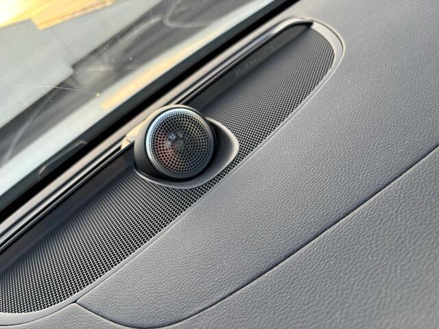 Volvo V60 CROSS COUNTRY 2.0 B5 AWD Ultimate | Bowers & Wilkins audio | Voorstoelen met massagefunctie | 20" | Stoel-/Stuurverwarming | Trekhaak | Gelamineerd glas | 360 Camera | Standkachel | Keyless Entry | Dodehoekdetectie | Google | Volvo On Call | Carplay |