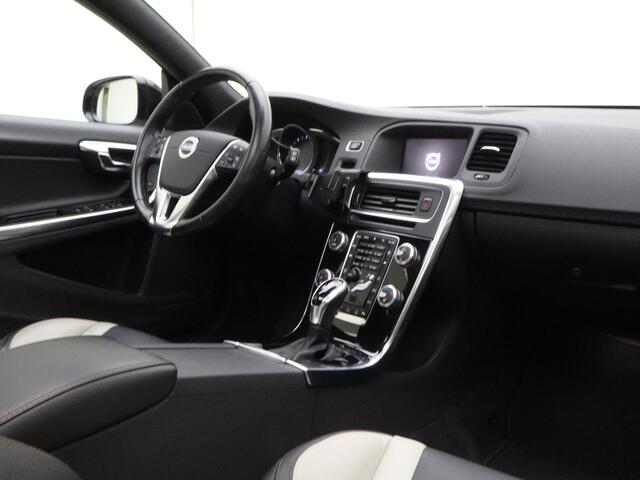 Volvo V60 CROSS COUNTRY T5 245pk Automaat Polar+ / 19'' Bor / Schuif-/kanteldak / El. Stoelen / Dubbel glas / Afn. Trekhaak / Kinderzitjes / H&K Audio / Keyless / Stoel + stuurw. verwarming / PDC + CAM / ACC / BLIS /