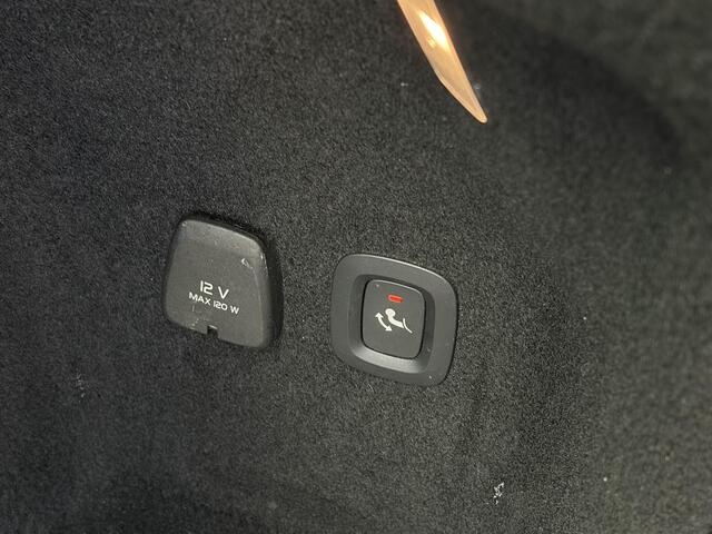 Volvo V60 CROSS COUNTRY 2.0 D4 AWD Intro Edition / Polestar-Engineered / Automaat / NL-Auto / Dealer-Onderhouden / Vol-Leder / Stoelverwarming V+A / Stuurverwarming / Adaptieve Cruise-Control / Elektr.-Wegklapbare Trekhaak / Keyless / Elektr.-Achterklep / Dodehoek-Detectie / App