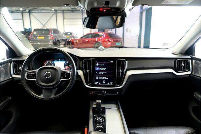 Volvo V60 CROSS COUNTRY 2.0 B5 AWD 185kW/250pk Aut8 Ultimate BOWERS&WILKINS + PANORAMADAK + ADAPT.CRUISE + HEAD-UP + STOELMASSAGE + EL.TREKHAAK + STOELVERWARMING&-KOELING + 360 CAMERA + BLIS + KEYLESS ENTRY&GO + LANE ASSIST + PARKSENSOREN V&A + 19" LM-VELGEN!!