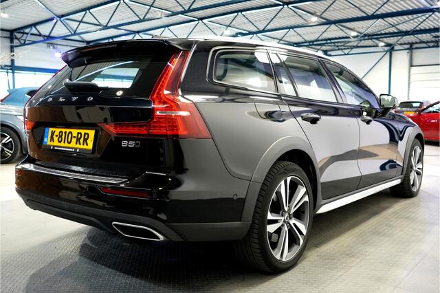Volvo V60 CROSS COUNTRY 2.0 B5 AWD 185kW/250pk Aut8 Ultimate BOWERS&WILKINS + PANORAMADAK + ADAPT.CRUISE + HEAD-UP + STOELMASSAGE + EL.TREKHAAK + STOELVERWARMING&-KOELING + 360 CAMERA + BLIS + KEYLESS ENTRY&GO + LANE ASSIST + PARKSENSOREN V&A + 19" LM-VELGEN!!