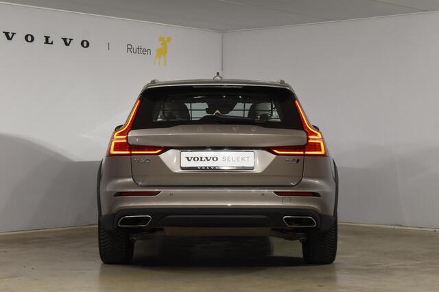 Volvo V60 CROSS COUNTRY B5 250PK Automaat AWD Pro / Adaptive Cruise Control / Bowers & Wilkins / 360 Graden Camera / Elektrisch glazen schuif-kanteldak / Head-up Display / Nappa leer met stoelventilatie / Massagefunctie voorstoelen / Elektrisch verstelbare stoelen met geheugen /