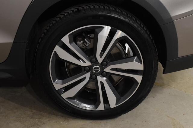 Volvo V60 CROSS COUNTRY B5 250PK Automaat AWD Pro / Adaptive Cruise Control / Bowers & Wilkins / 360 Graden Camera / Elektrisch glazen schuif-kanteldak / Head-up Display / Nappa leer met stoelventilatie / Massagefunctie voorstoelen / Elektrisch verstelbare stoelen met geheugen /