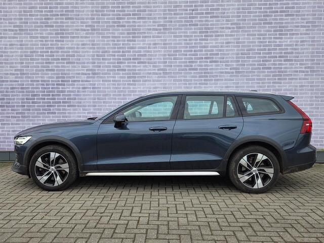 Volvo V60 CROSS COUNTRY 2.0 T5 AWD Pro | Trekhaak | Panoramadak | Head-up Display | Harman Kardon Audio | Parkeerverwarming | 360 Graden Camera | Parkeersensoren | Stoelverwarming voor en achter | Elektrisch Verstelbare Voorstoelen | Cruise Control Adaptief | BLIS