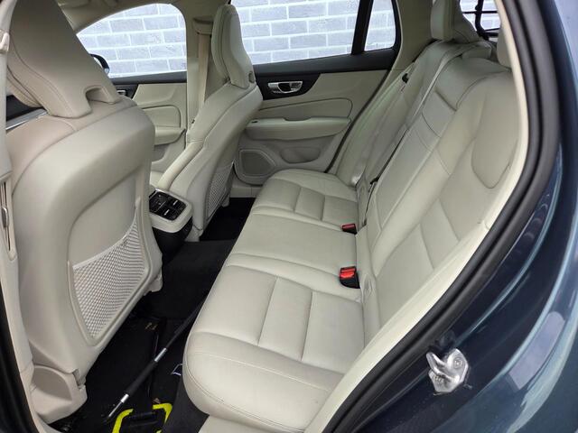 Volvo V60 CROSS COUNTRY 2.0 T5 AWD Pro | Trekhaak | Panoramadak | Head-up Display | Harman Kardon Audio | Parkeerverwarming | 360 Graden Camera | Parkeersensoren | Stoelverwarming voor en achter | Elektrisch Verstelbare Voorstoelen | Cruise Control Adaptief | BLIS
