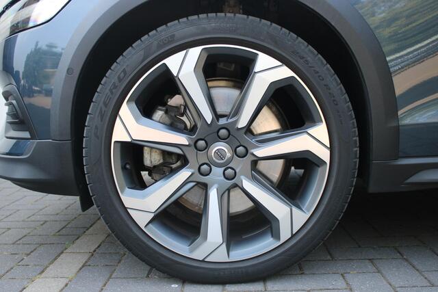 Volvo V60 CROSS COUNTRY B5 AWD Pro | Adaptieve Cruise Control | BLIS Dodehoekdetectie | 20" Velgen | Elektrisch verstelbare voorstoelen met geheugen | Stoel- & stuurwielverwarming | 360-camera | Panoramisch schuif-/kanteldak | Draadloze oplader | Premium Audio by Harman/Kardon |