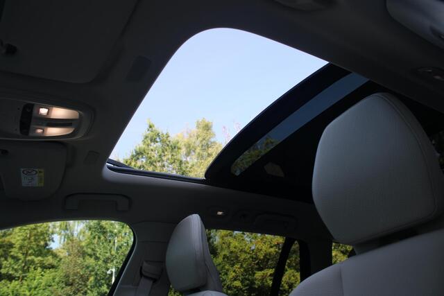 Volvo V60 CROSS COUNTRY B5 AWD Pro | Adaptieve Cruise Control | BLIS Dodehoekdetectie | 20" Velgen | Elektrisch verstelbare voorstoelen met geheugen | Stoel- & stuurwielverwarming | 360-camera | Panoramisch schuif-/kanteldak | Draadloze oplader | Premium Audio by Harman/Kardon |