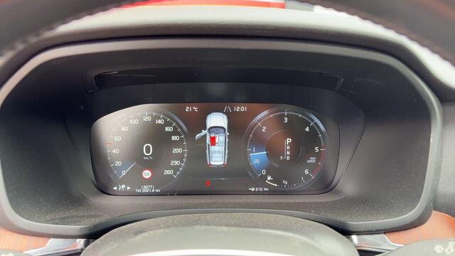 Volvo V60 CROSS COUNTRY 2.0 D4 AWD Intro Edition PANO / HUD / HARMAN KARDON / AUTOMAAT / CARPLAY / LED / CAMERA / LEDER + STOELVERW / ACHTERBANK VERW