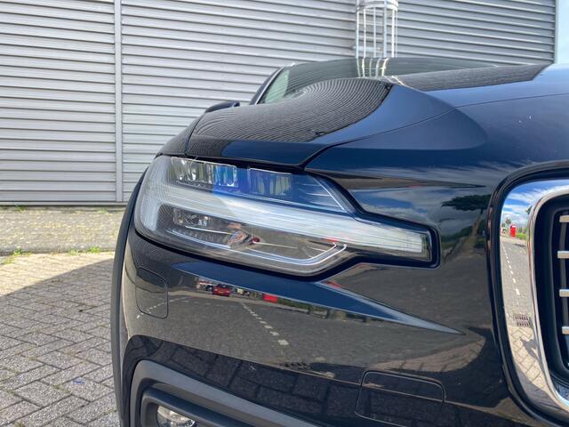 Volvo V60 CROSS COUNTRY 2.0 B5 AWD Pro / Amber nappaleder / Head-up display / Massagefunctie voorstoelen /