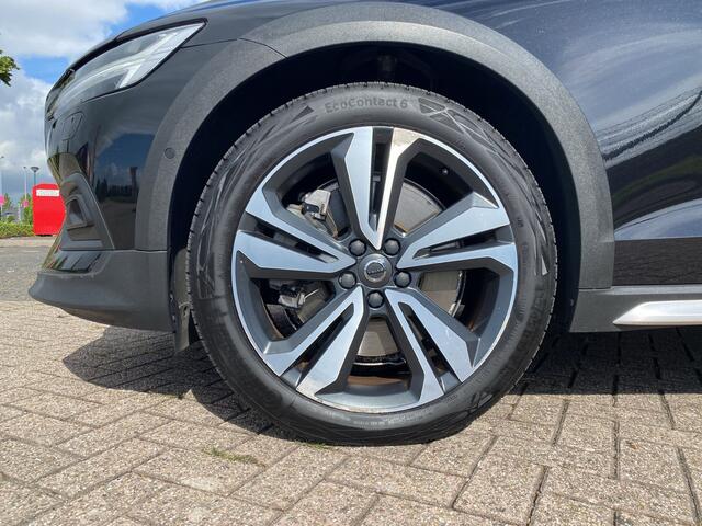 Volvo V60 CROSS COUNTRY 2.0 B5 AWD Pro / Amber nappaleder / Head-up display / Massagefunctie voorstoelen /