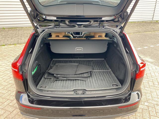 Volvo V60 CROSS COUNTRY 2.0 B5 AWD Pro / Amber nappaleder / Head-up display / Massagefunctie voorstoelen /