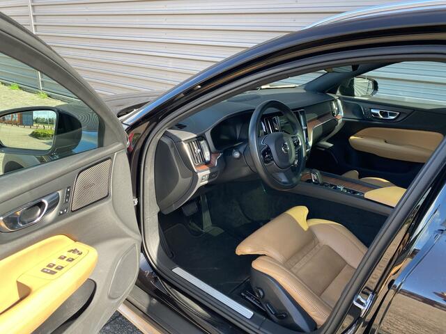 Volvo V60 CROSS COUNTRY 2.0 B5 AWD Pro / Amber nappaleder / Head-up display / Massagefunctie voorstoelen /