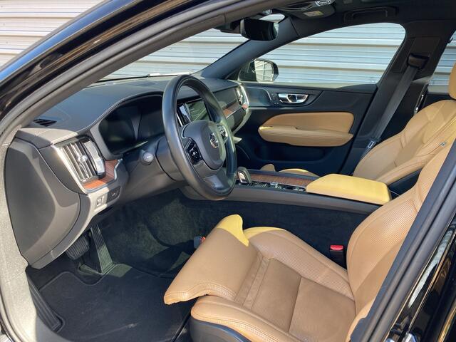 Volvo V60 CROSS COUNTRY 2.0 B5 AWD Pro / Amber nappaleder / Head-up display / Massagefunctie voorstoelen /