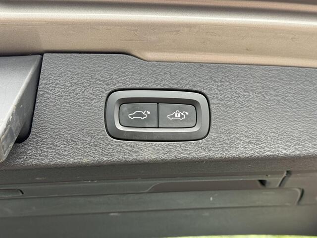 Volvo V60 CROSS COUNTRY B5 AWD Ultimate | Trekhaak | Bliss | Keyless | Elektrische stoelen | ledere bekleding |
