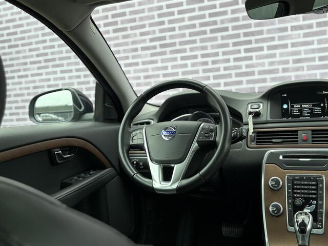 Volvo V70 T5 Summum Automaat | Leder | Bi-Xenon | Memory | Schuif/kanteldak | Parkeersensoren v+a | Verwarmde voor stoelen |