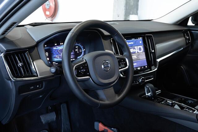 Volvo V90 T6 Automaat Plug-in hybrid AWD Ultra Dark | Adaptive cruise control | 360° parkeercamera | Parkeersensoren voor + achter | Harman Kardon premium audio | Lederen bekleding | Panoramadak | Wegklapbare trekhaak | BLIS | Google infotainment