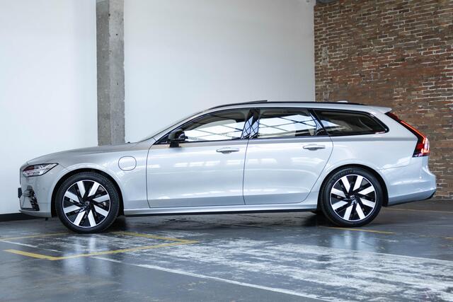 Volvo V90 T6 Automaat Plug-in hybrid AWD Ultra Dark | Adaptive cruise control | 360° parkeercamera | Parkeersensoren voor + achter | Harman Kardon premium audio | Lederen bekleding | Panoramadak | Wegklapbare trekhaak | BLIS | Google infotainment