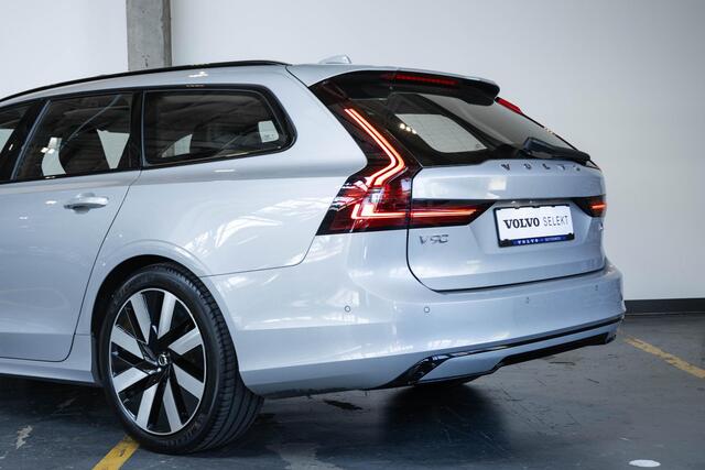 Volvo V90 T6 Automaat Plug-in hybrid AWD Ultra Dark | Adaptive cruise control | 360° parkeercamera | Parkeersensoren voor + achter | Harman Kardon premium audio | Lederen bekleding | Panoramadak | Wegklapbare trekhaak | BLIS | Google infotainment