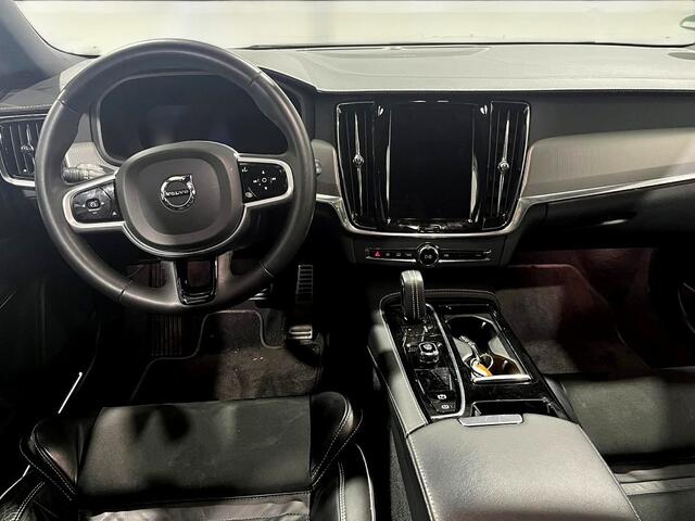 Volvo V90 2.0 T6 AWD LONG RANGE 293kW/399pk Aut8 Recharge R-Design PANORAMADAK + GOOGLE DASHBOARD + ADAPT.CRUISE + HARMAN/KARDON + EL.TREKHAAK + PILOT ASSIST + BLIS + STOEL-&STUURVERWARMING + CAMERA + KEYLESS ENTRY&GO + LANE ASSIST + PARKSENSOREN + 18" LM-VELGEN!!