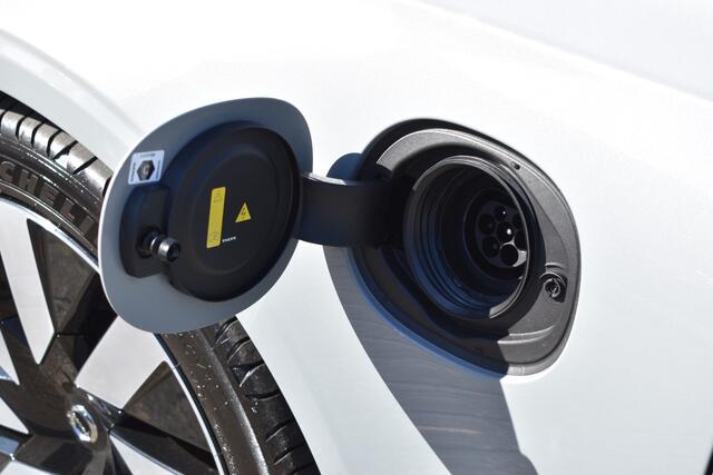 Volvo V90 2.0 T8 Plug-in hybrid AWD Ultra Bright | HUD | B&W | 360 camera | Stuurverwarming | Panodak | 19"LMV