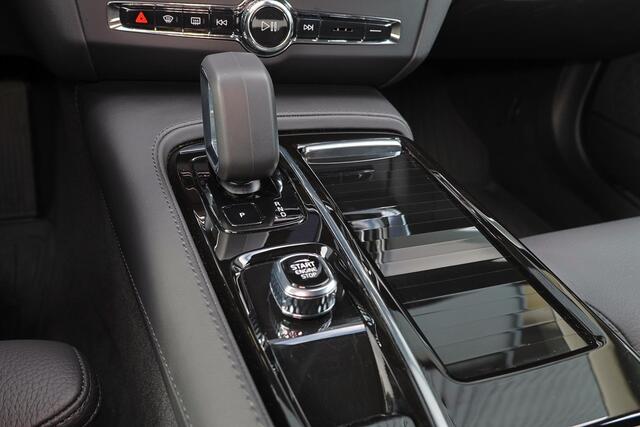 Volvo V90 T6 Recharge AWD Plus Dark - LONG RANGE - IntelliSafe Assist & Surround - 360º Camera - Harman/Kardon audio - Adaptieve LED koplampen - Verwarmde voorstoelen, stuur & achterbank - Parkeersensoren voor & achter - Elektr. bedienb. voorstoelen met geheugen - 