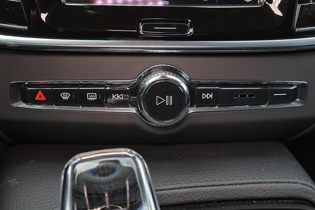 Volvo V90 T6 AWD Inscription - LONG RANGE - Panorama/schuifdak - IntelliSafe Assist & Surround - Harman/Kardon audio - Adaptieve LED koplampen - Parkeercamera achter - Verwarmde voorstoelen, stuur & achterbank - Parkeersensoren voor & achter - Extra getint glas - E