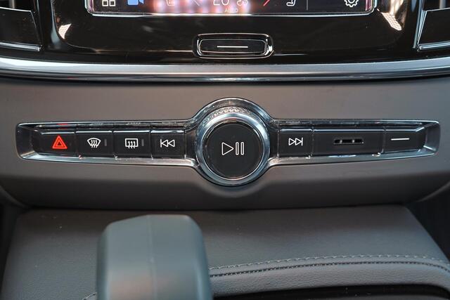 Volvo V90 T6 Recharge AWD Plus Dark - IntelliSafe Assist & Surround - Harman/Kardon audio - 360º Camera - Adaptieve LED koplampen - Verwarmde voorstoelen, stuur & achterbank - Parkeersensoren voor & achter - Elektr. bedienb. voorstoelen met geheugen - Extra getint