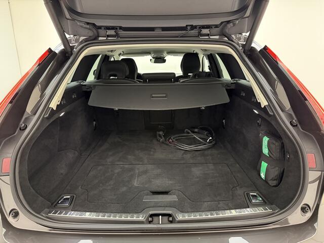 Volvo V90 T6 350pk AWD Plus Dark / 360 Camera / Full-LED / El. Trekhaak / Getint glas / El. Stoelen / Harman&Kardon Audio / 19'' / ACC / BLIS / Stoel + Stuurw. Verwarming /