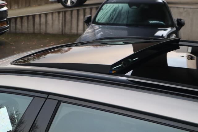 Volvo V90 2.0 T8 Plug-in hybrid AWD Ultra Dark | Head-up Display| Gelaagde zijruiten| 360* Camera| Semi-elektrisch inklapbare trekhaak|